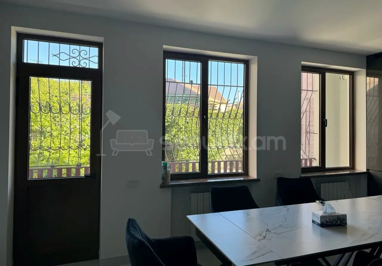 5 Սենյականոց Բնակարան Քարե Շենքում, 161քմ, 2/5 հարկ, Դիզայներական Վերանորոգված