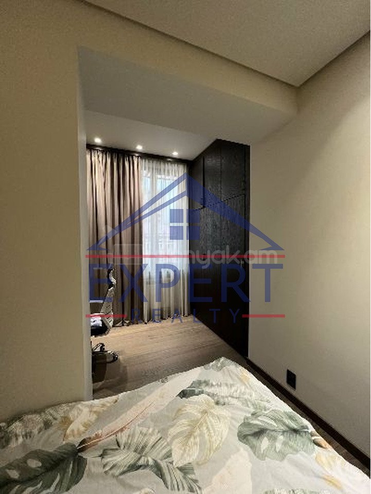 3 Սենյականոց Բնակարան Քարե Շենքում, 92քմ, 3/5 հարկ, Դիզայներական Վերանորոգված, Կահավորված