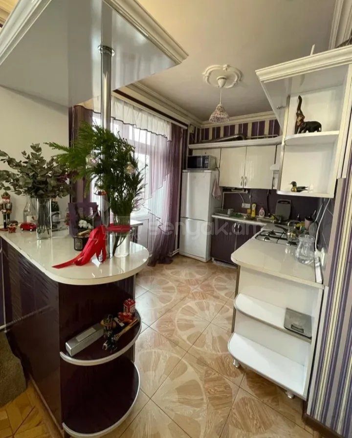 2 Սենյականոց Բնակարան Քարե Շենքում, 60քմ, 3/5 հարկ, Նորմալ Վիճակում, Կահավորված