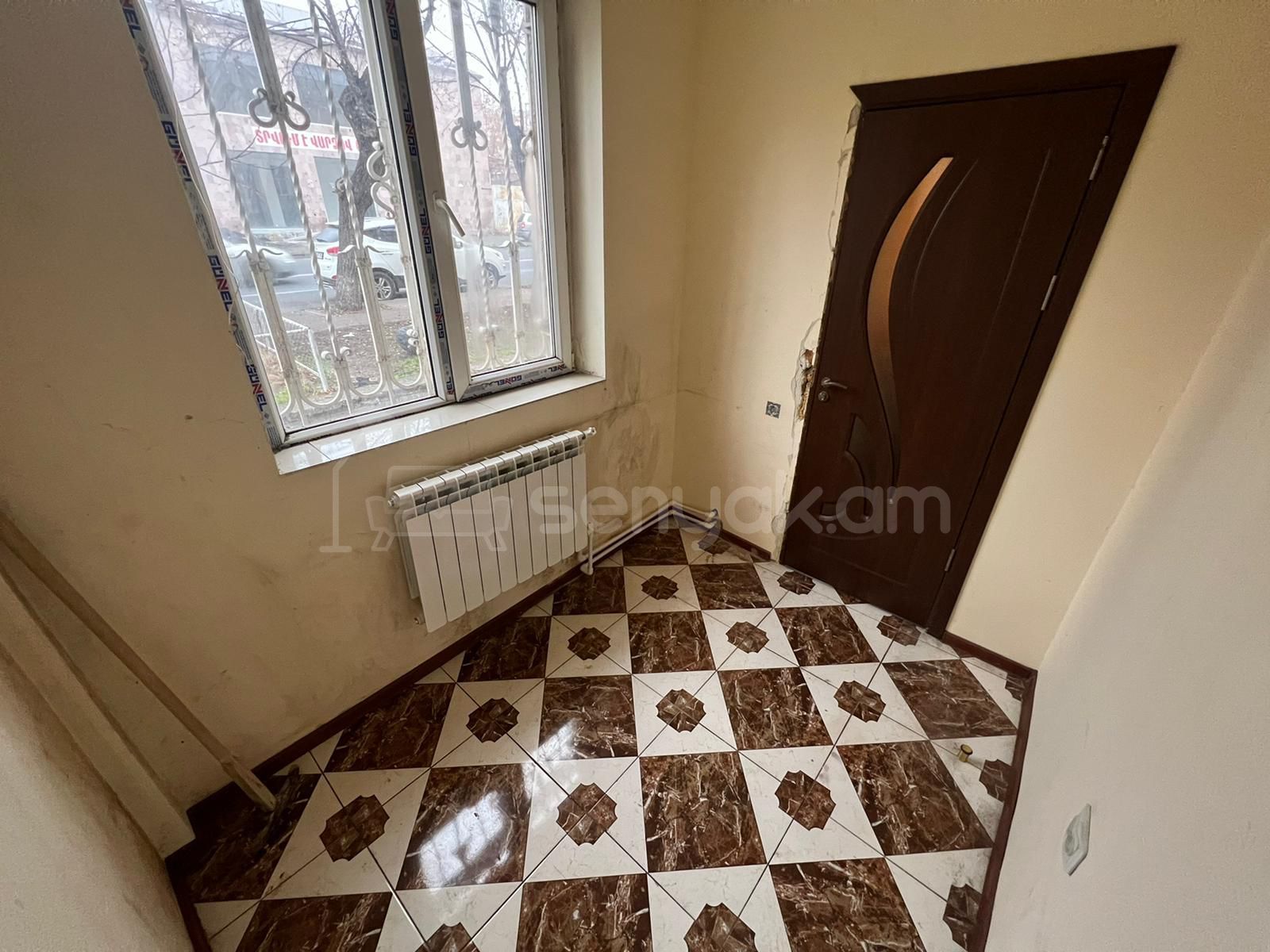 3 Սենյականոց Բնակարան Քարե Շենքում, 105քմ, 1/3 հարկ, Կոսմետիկ Վերանորոգված, Կահավորված