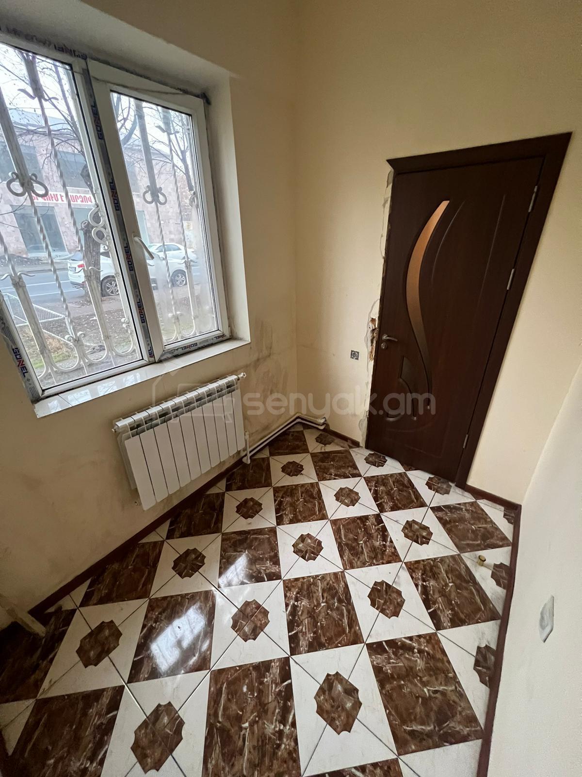 3 Սենյականոց Բնակարան Քարե Շենքում, 105քմ, 1/3 հարկ, Կոսմետիկ Վերանորոգված, Կահավորված