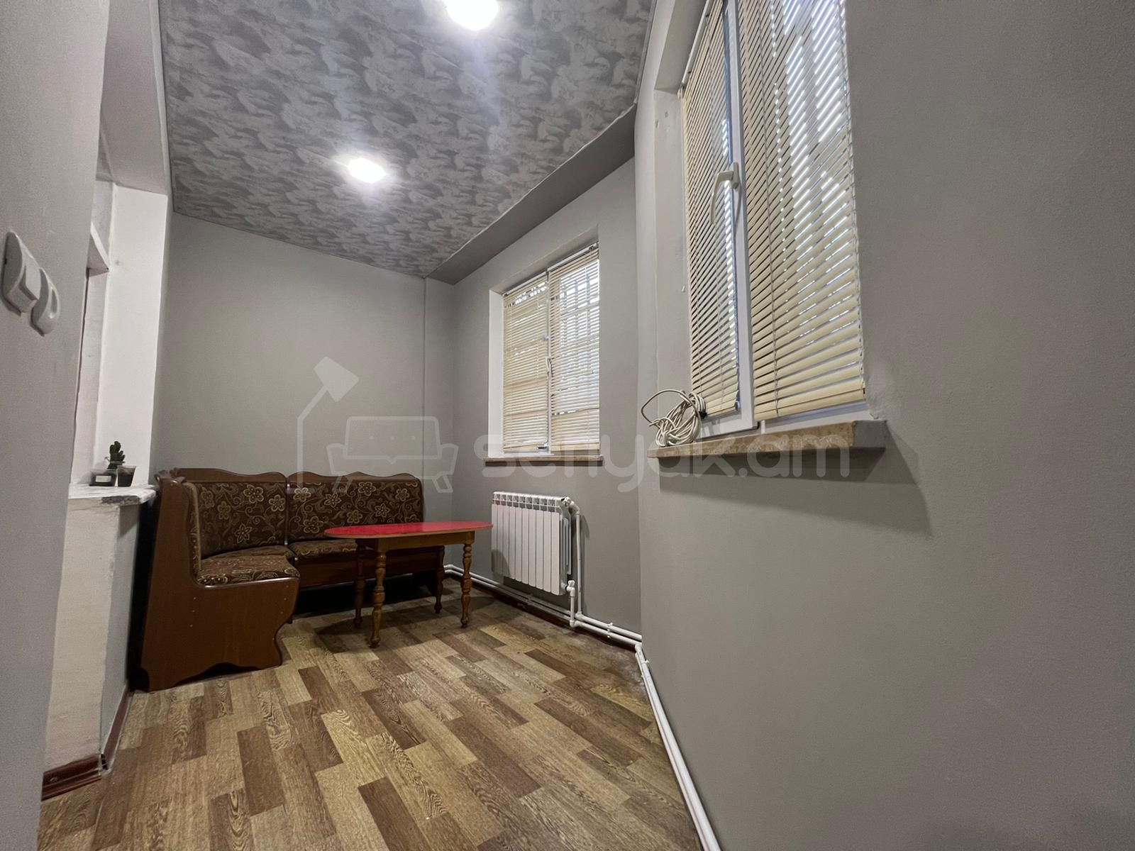 3 Սենյականոց Բնակարան Քարե Շենքում, 105քմ, 1/3 հարկ, Կոսմետիկ Վերանորոգված, Կահավորված