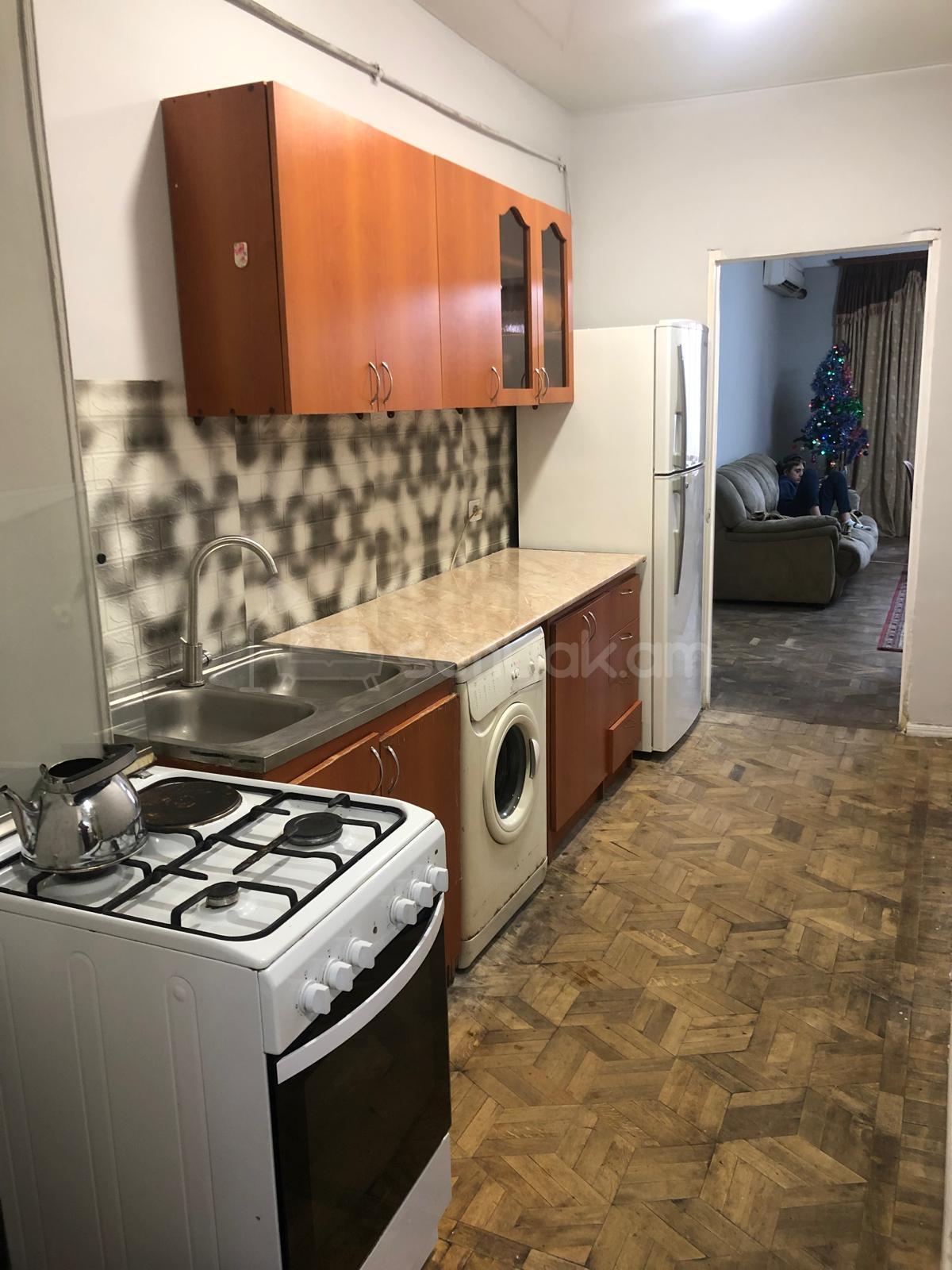 3 Սենյականոց Բնակարան Քարե Շենքում, 105քմ, 1/3 հարկ, Կոսմետիկ Վերանորոգված, Կահավորված