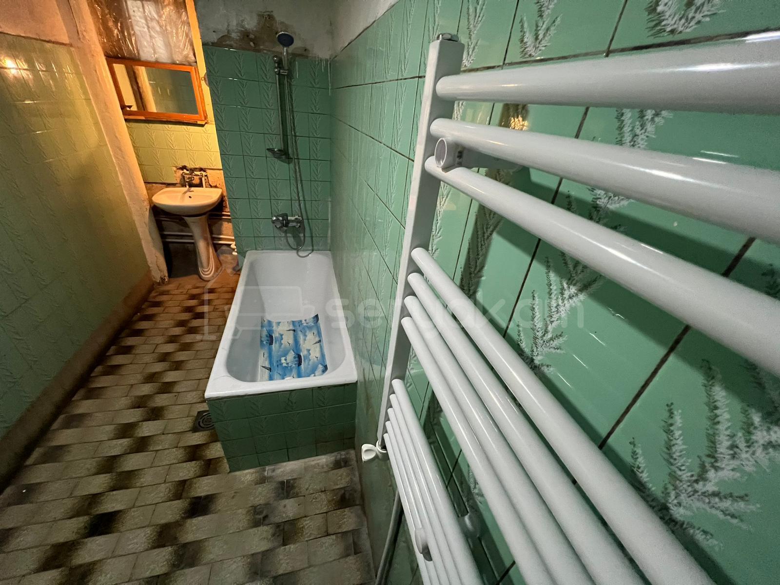 3 Սենյականոց Բնակարան Քարե Շենքում, 105քմ, 1/3 հարկ, Կոսմետիկ Վերանորոգված, Կահավորված