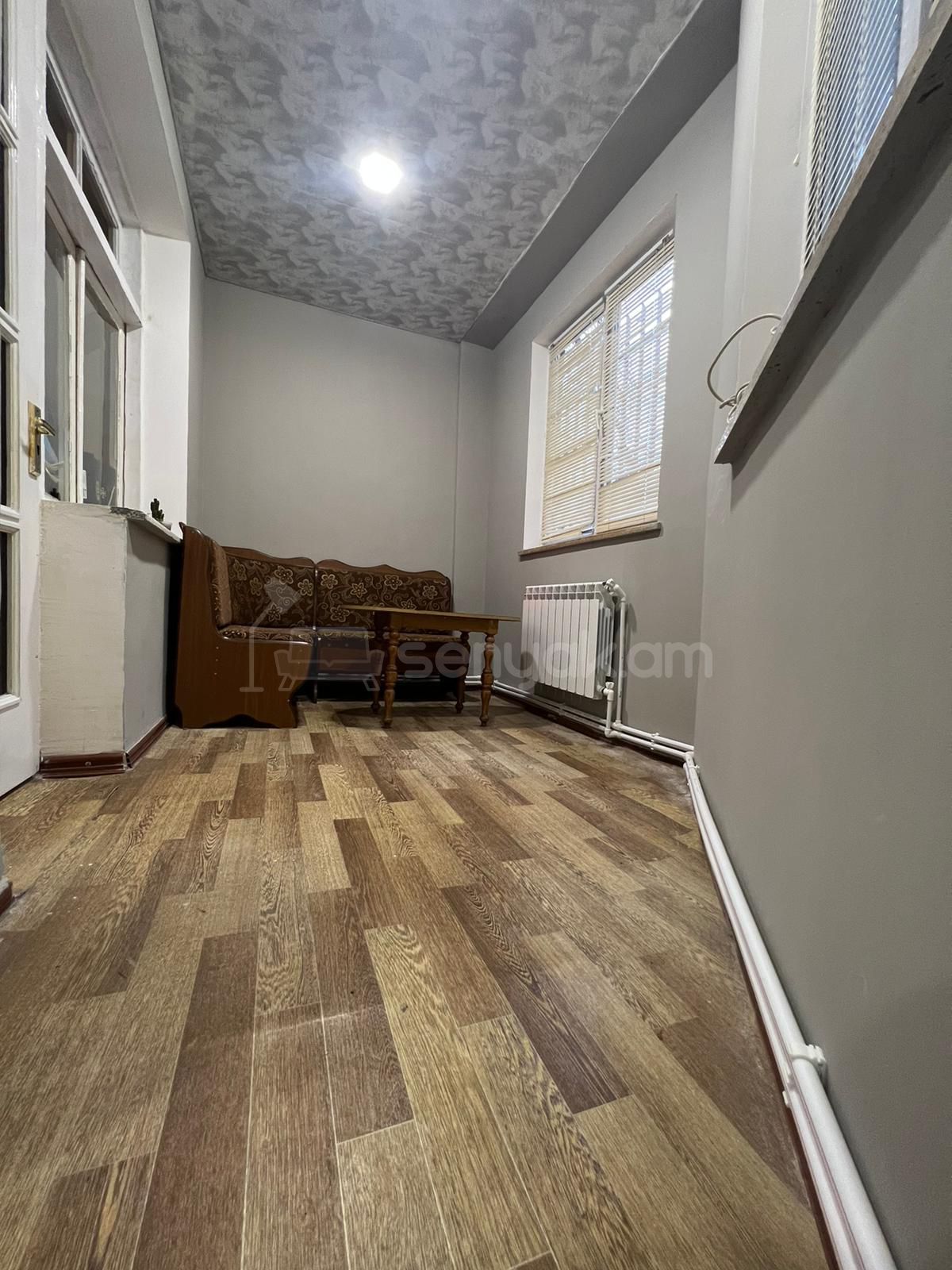 3 Սենյականոց Բնակարան Քարե Շենքում, 105քմ, 1/3 հարկ, Կոսմետիկ Վերանորոգված, Կահավորված