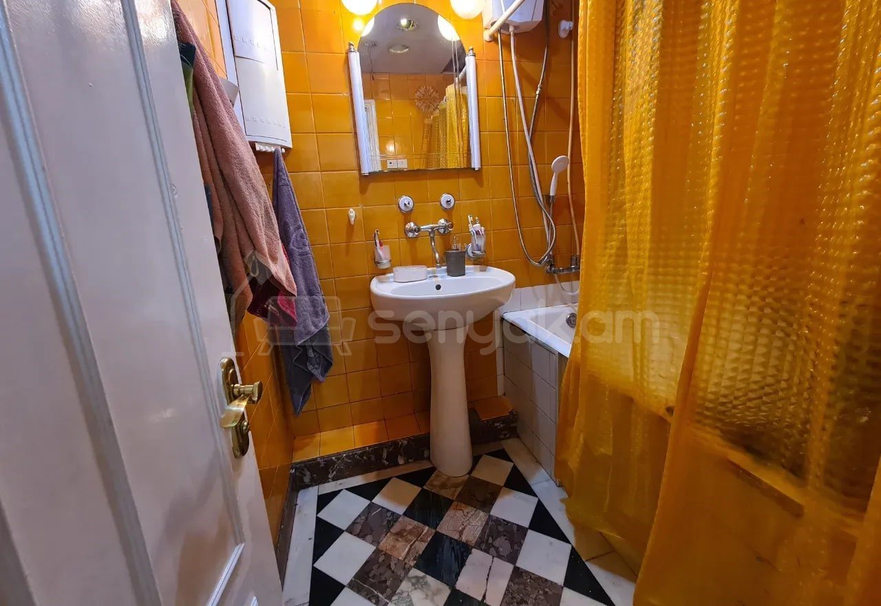 4 Սենյականոց Բնակարան Քարե Շենքում, 98քմ, 2/5 հարկ, Նորմալ Վիճակում