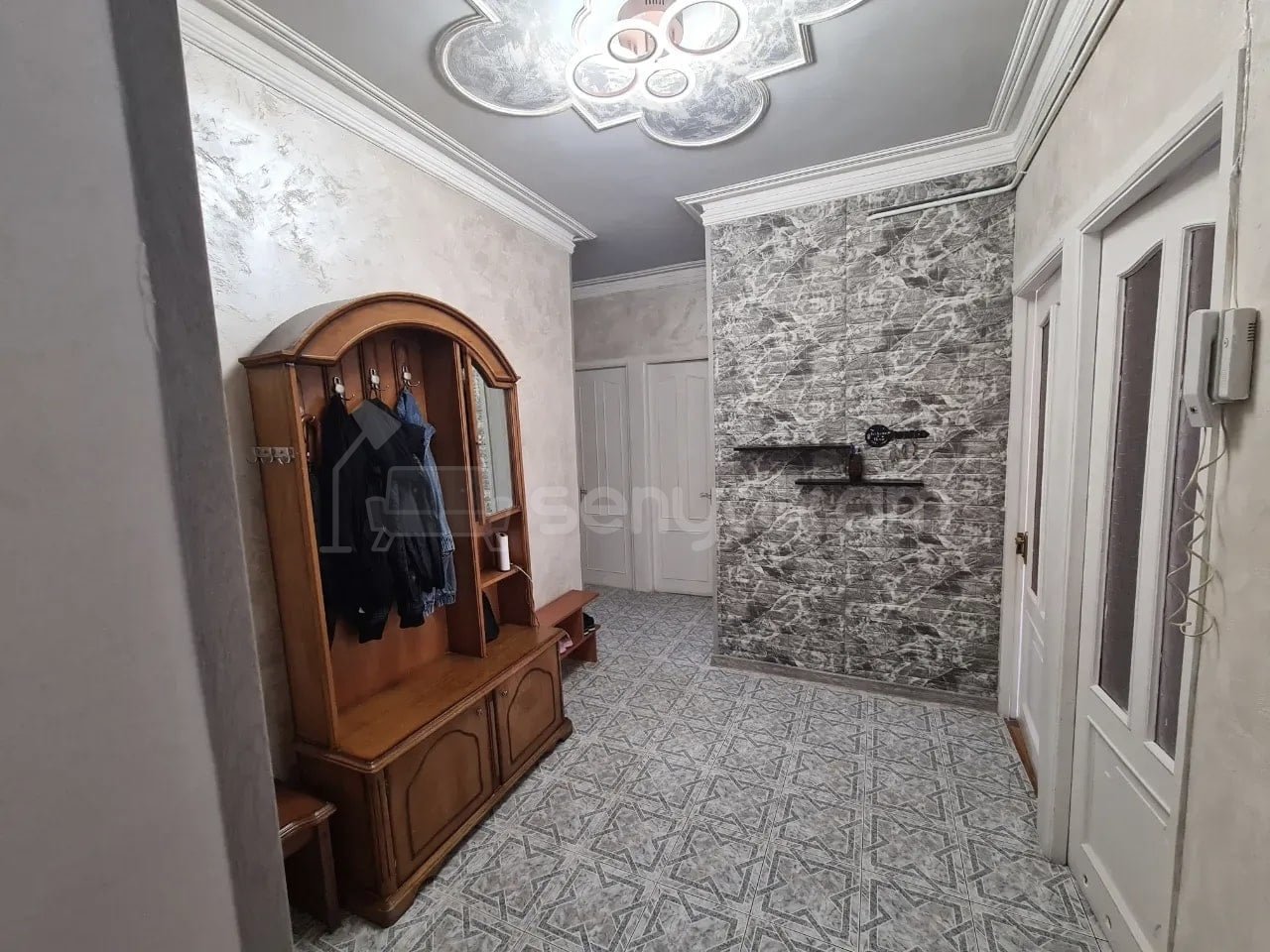 4 Սենյականոց Բնակարան Քարե Շենքում, 98քմ, 2/5 հարկ, Նորմալ Վիճակում