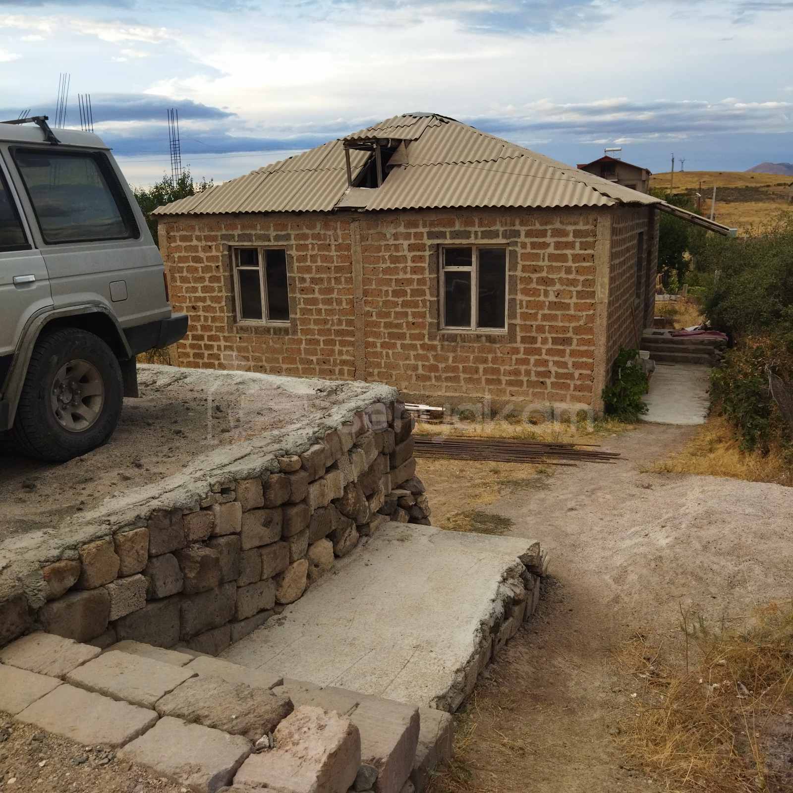 3 Սենյականոց Սեփական Տուն, 1000քմ, Կոսմետիկ Վերանորոգված, Կահավորված
