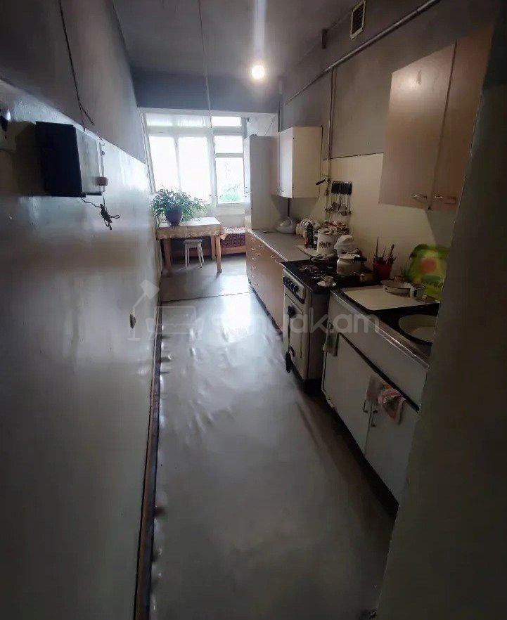 3 Սենյականոց Բնակարան Քարե Շենքում, 79քմ, 2/5 հարկ, Պետական Վիճակում