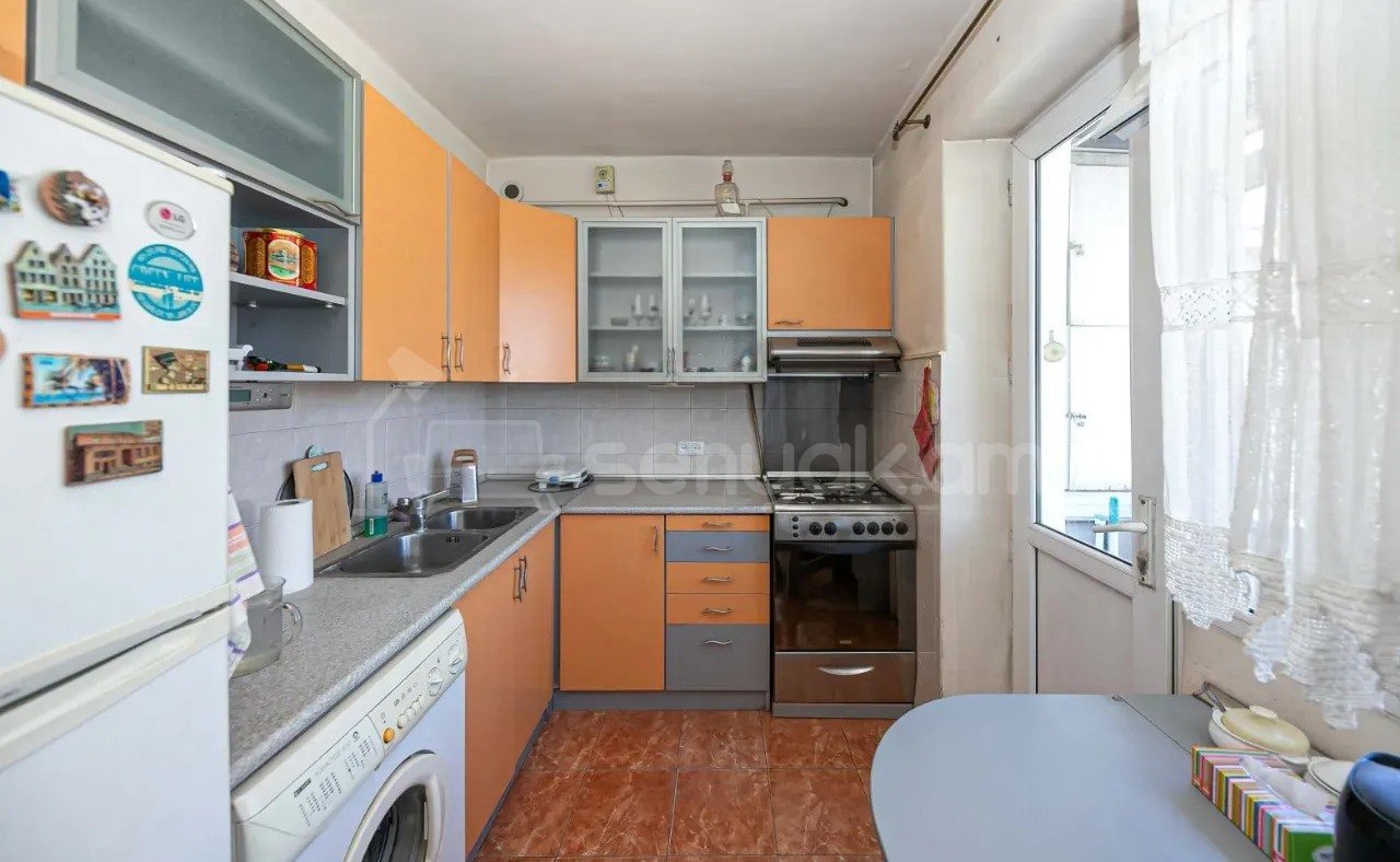 3 Սենյականոց Բնակարան Քարե Շենքում, 76քմ, 5/5 հարկ, Նորմալ Վիճակում