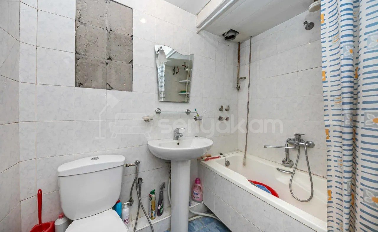 3 Սենյականոց Բնակարան Քարե Շենքում, 76քմ, 5/5 հարկ, Նորմալ Վիճակում