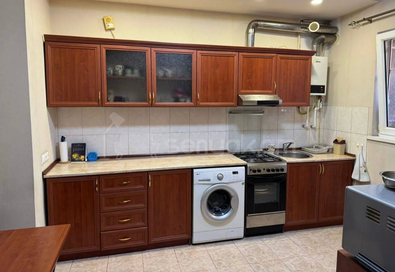 3 Սենյականոց Բնակարան Քարե Շենքում, 85քմ, 1/3 հարկ, Կապիտալ Վերանորոգված