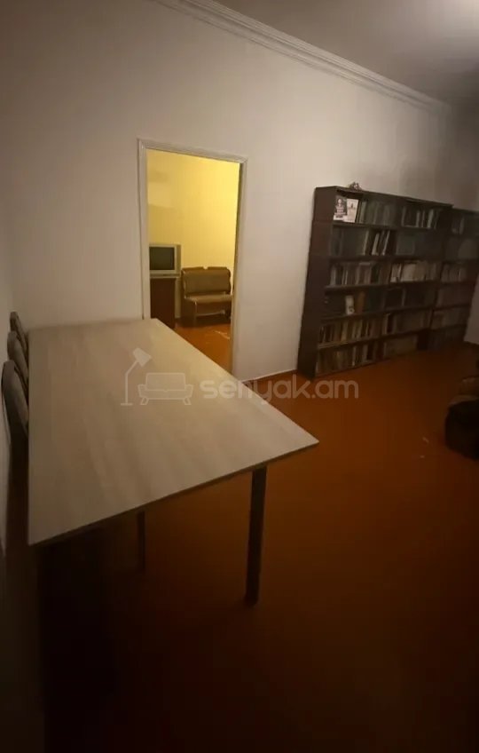 2 Սենյականոց Բնակարան Քարե Շենքում, 42քմ, 2/2 հարկ, Նորմալ Վիճակում, Կահավորված