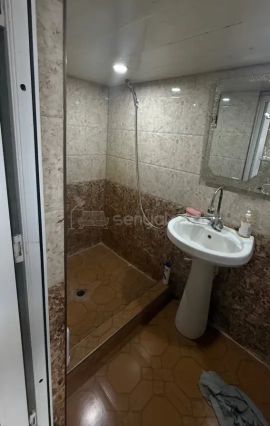 2 Սենյականոց Բնակարան Քարե Շենքում, 42քմ, 2/2 հարկ, Նորմալ Վիճակում, Կահավորված