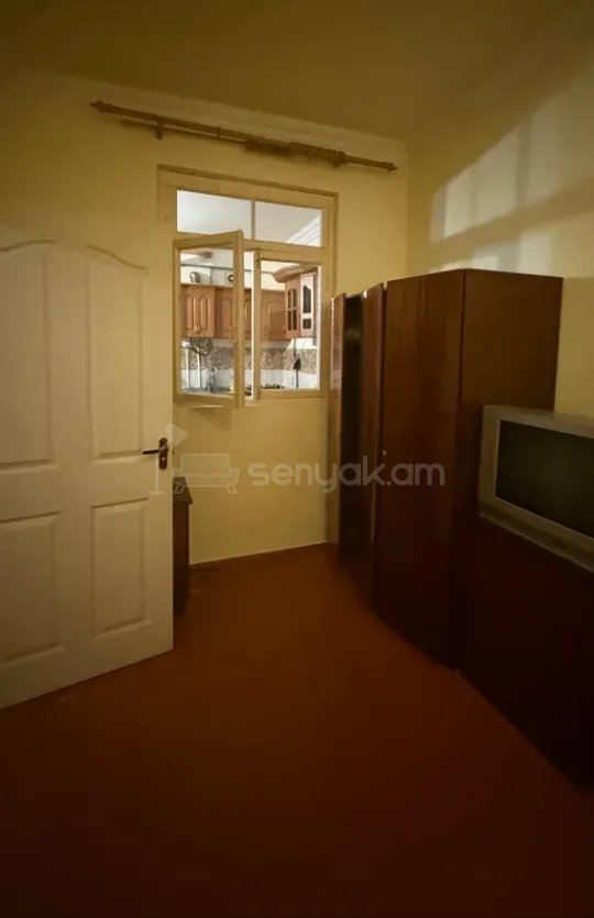 2 Սենյականոց Բնակարան Քարե Շենքում, 42քմ, 2/2 հարկ, Նորմալ Վիճակում, Կահավորված