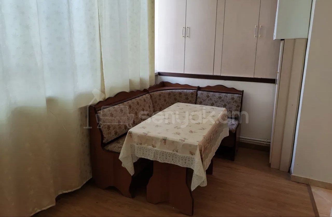 3 Սենյականոց Բնակարան Քարե Շենքում, 82քմ, 3/5 հարկ, Կապիտալ Վերանորոգված, Կահավորված, Արևկող