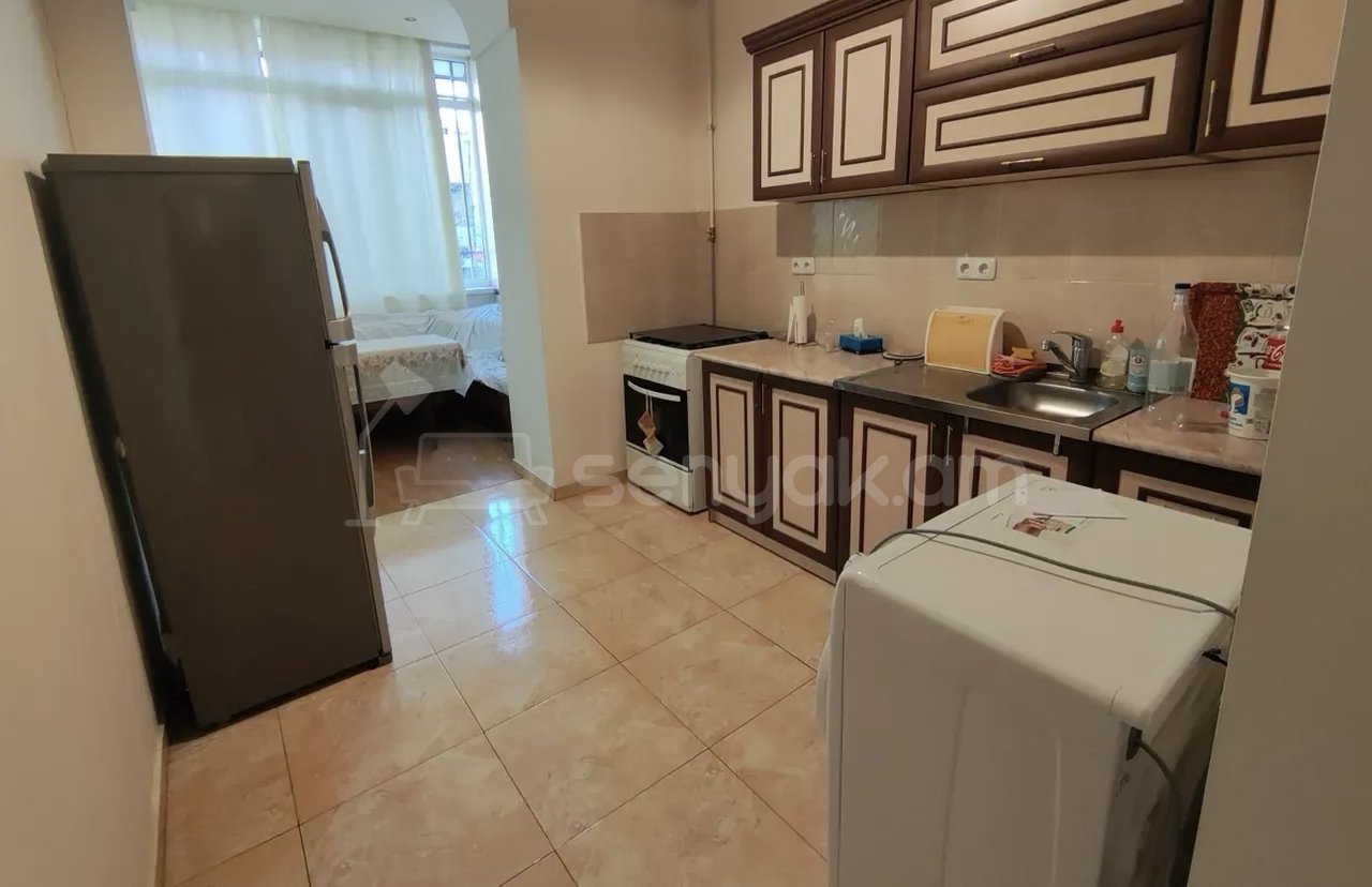 3 Սենյականոց Բնակարան Քարե Շենքում, 82քմ, 3/5 հարկ, Կապիտալ Վերանորոգված, Կահավորված, Արևկող