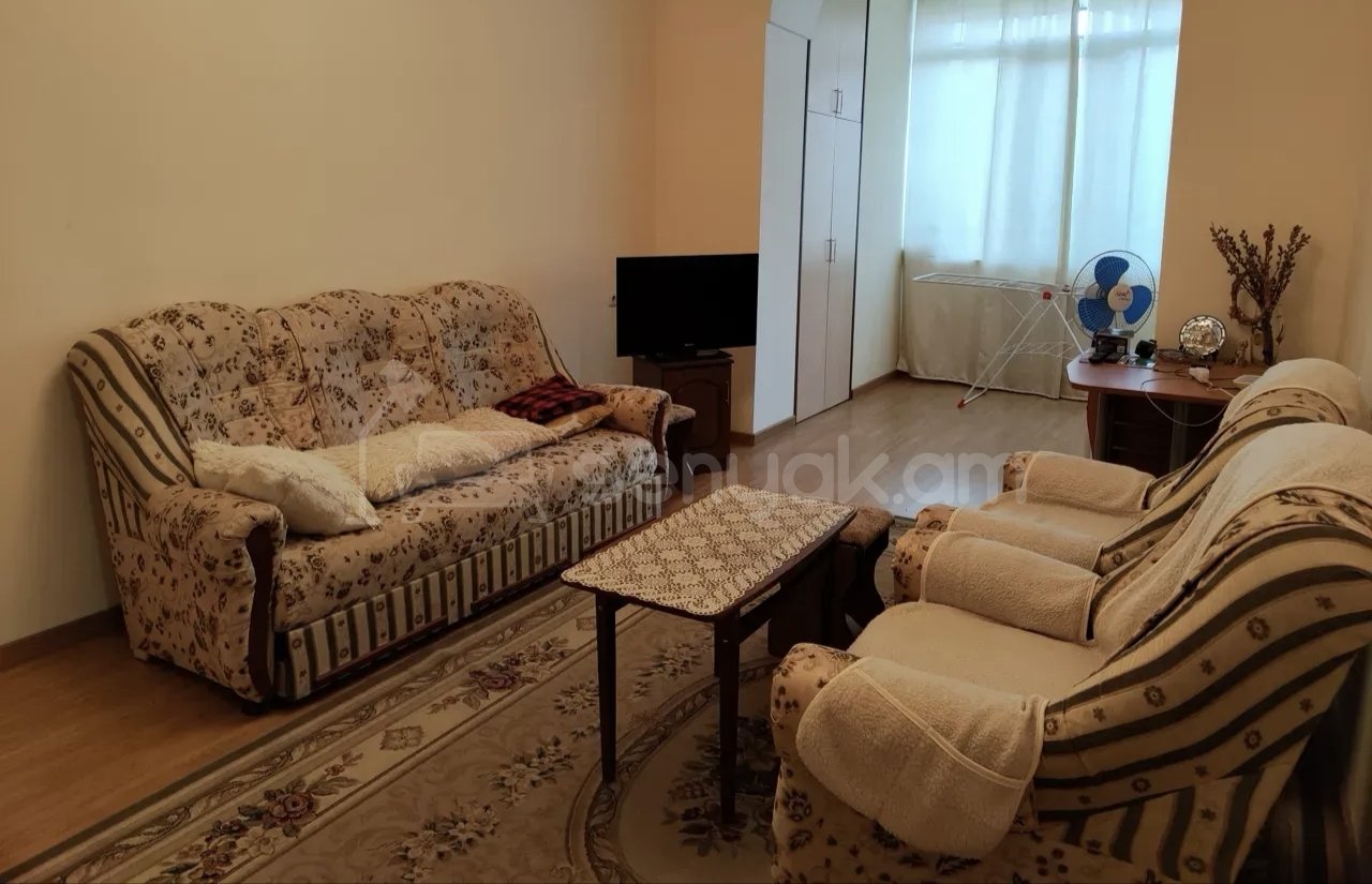 3 Սենյականոց Բնակարան Քարե Շենքում, 82քմ, 3/5 հարկ, Կապիտալ Վերանորոգված, Կահավորված, Արևկող