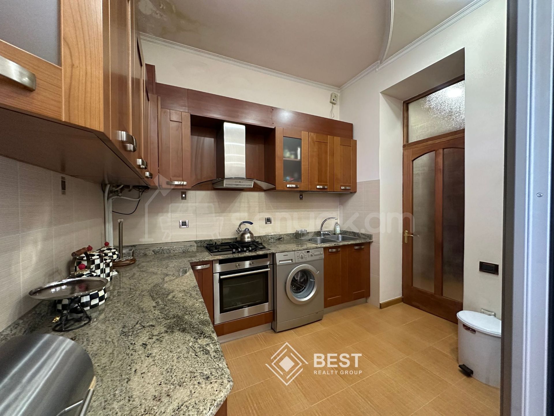 3 Սենյականոց Բնակարան Քարե Շենքում, 88քմ, 3/5 հարկ, Կապիտալ Վերանորոգված, Կահավորված, Արևկող