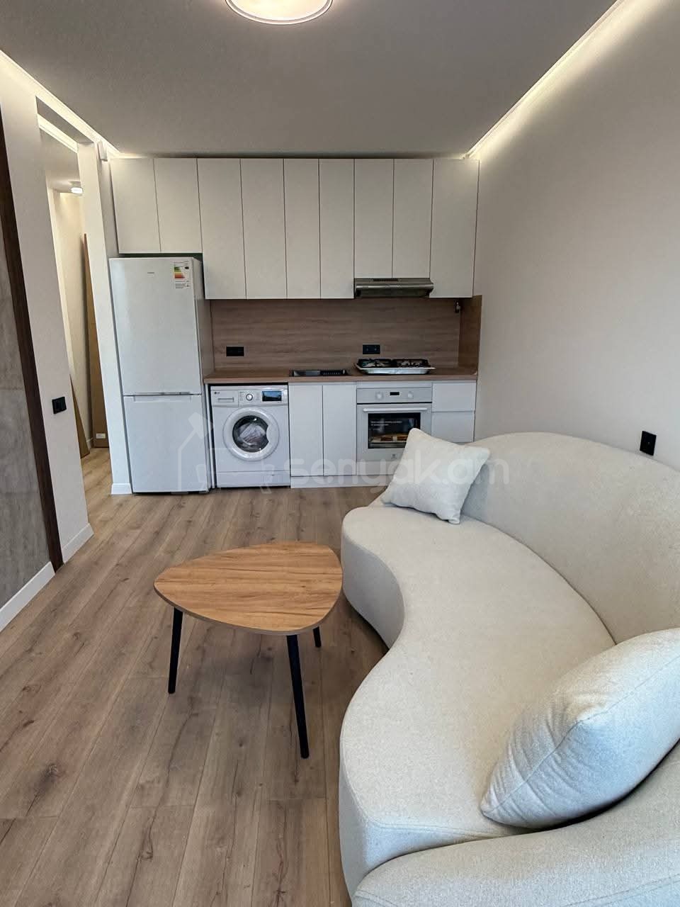 2 Սենյականոց Բնակարան Քարե Շենքում, 37քմ, 3/5 հարկ, Դիզայներական Վերանորոգված