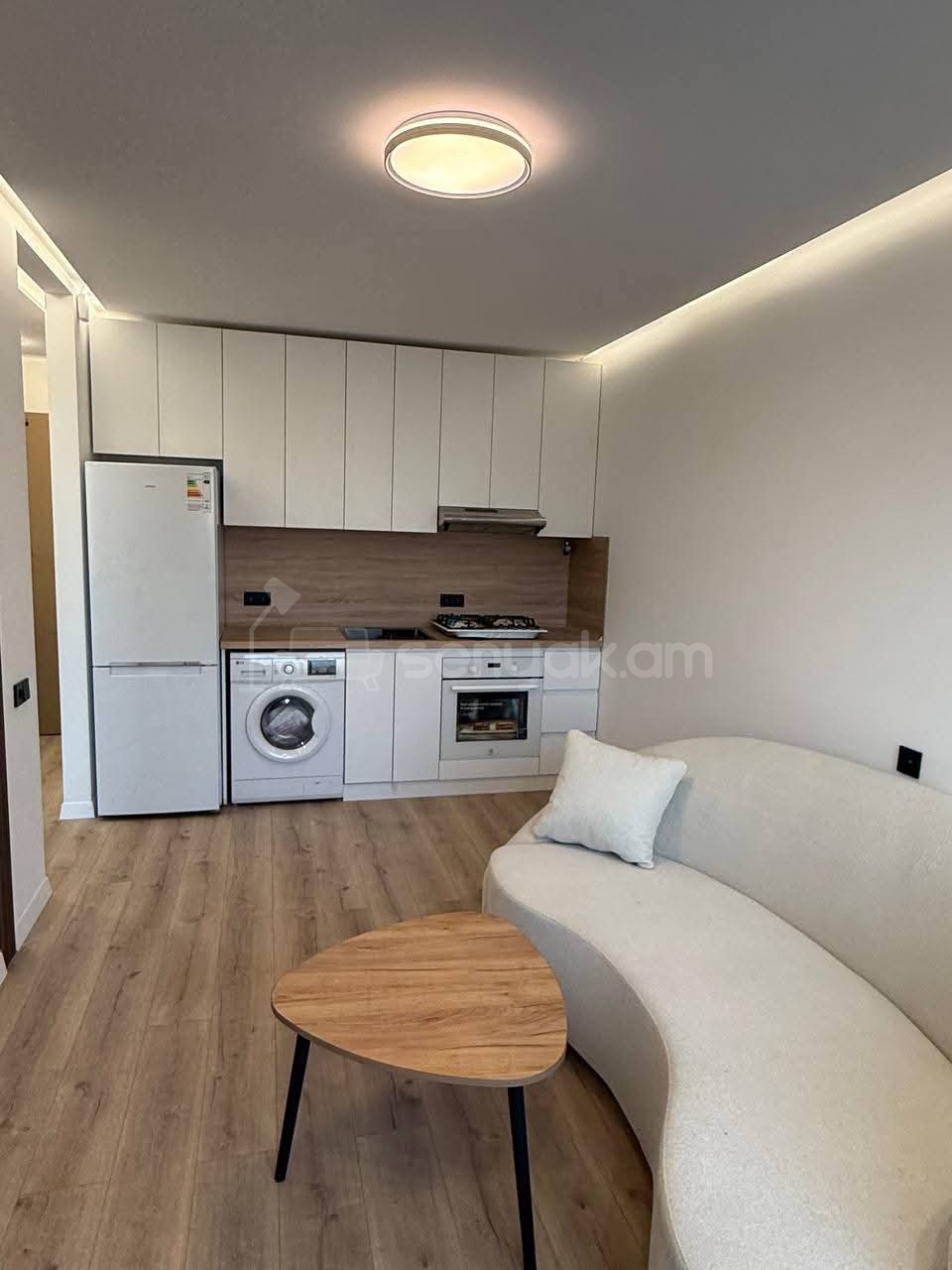 2 Սենյականոց Բնակարան Քարե Շենքում, 37քմ, 3/5 հարկ, Դիզայներական Վերանորոգված