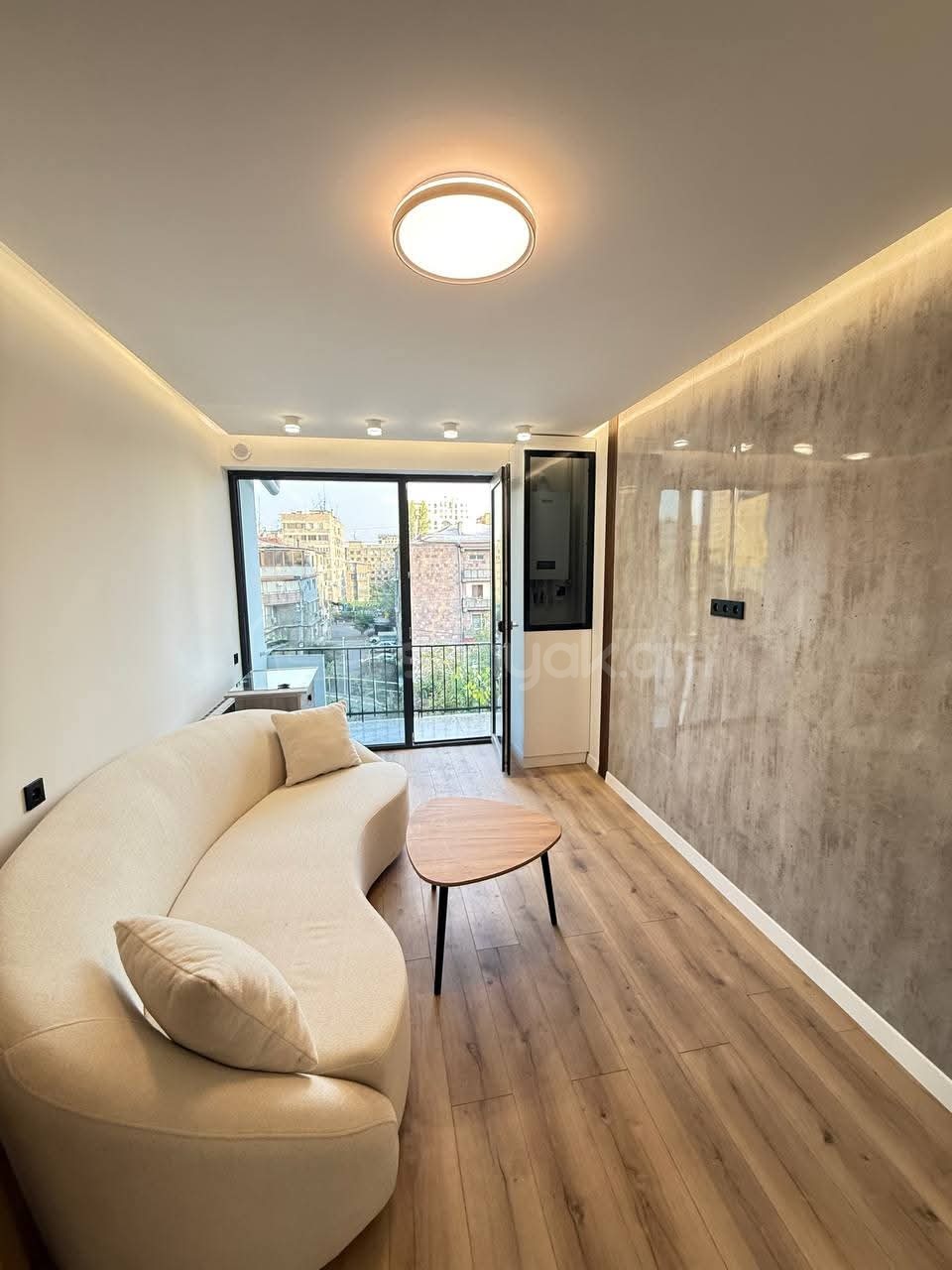 2 Սենյականոց Բնակարան Քարե Շենքում, 37քմ, 3/5 հարկ, Դիզայներական Վերանորոգված