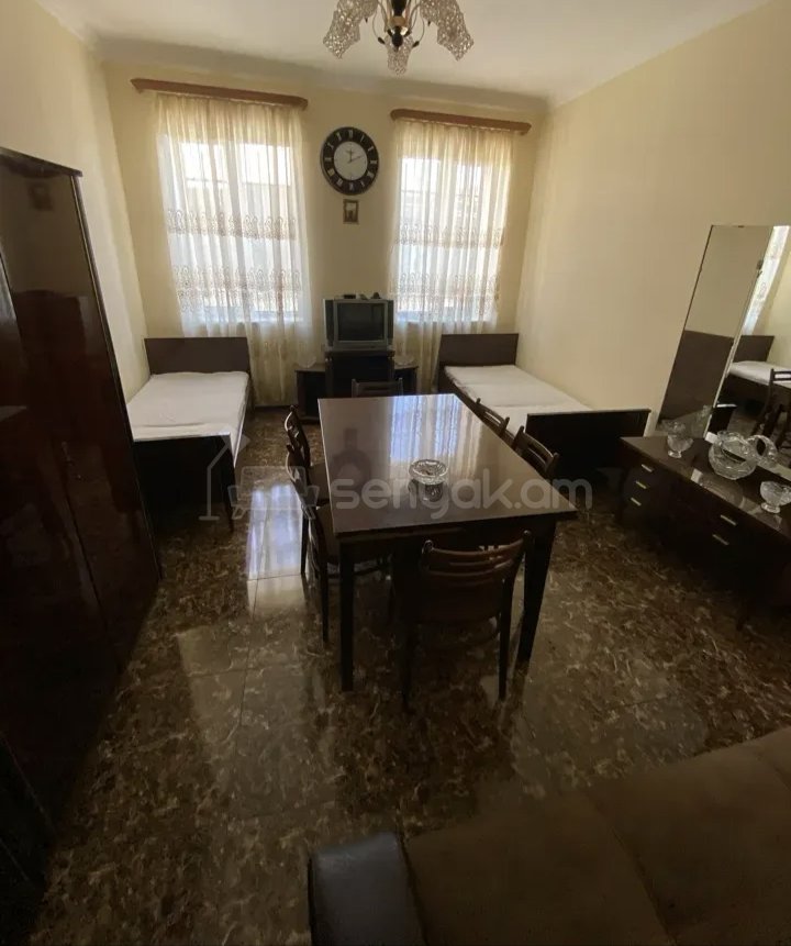 1 Սենյականոց Բնակարան Քարե Շենքում, 35քմ, 1/1 հարկ, Կապիտալ Վերանորոգված, Կահավորված