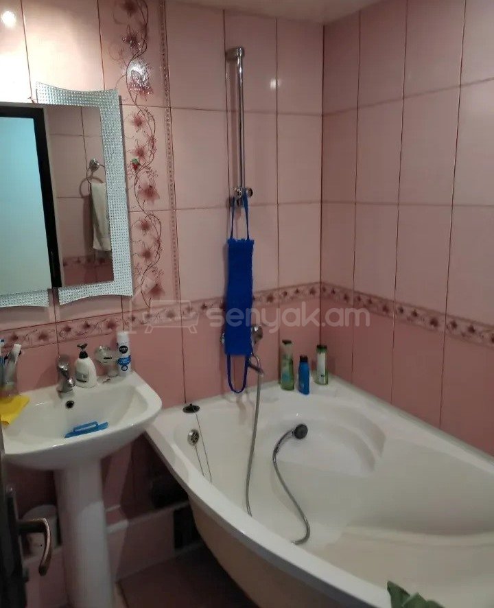 2 Սենյականոց Բնակարան Քարե Շենքում, 64քմ, 2/5 հարկ, Նորմալ Վիճակում