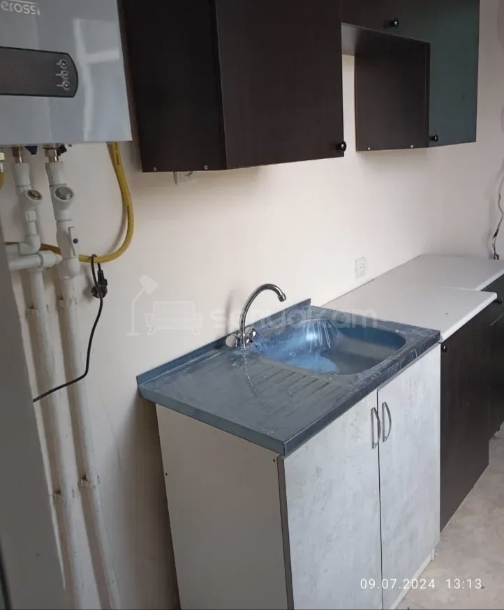 3 Սենյականոց Բնակարան Քարե Շենքում, 72քմ, 2/2 հարկ, Նորմալ Վիճակում, Կահավորված