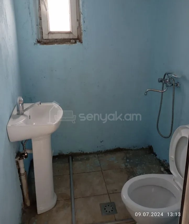 3 Սենյականոց Բնակարան Քարե Շենքում, 72քմ, 2/2 հարկ, Նորմալ Վիճակում, Կահավորված