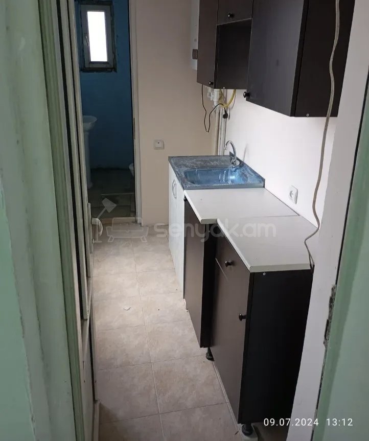 3 Սենյականոց Բնակարան Քարե Շենքում, 72քմ, 2/2 հարկ, Նորմալ Վիճակում, Կահավորված