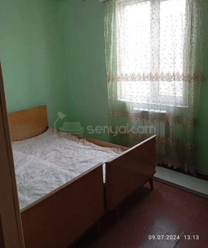 3 Սենյականոց Բնակարան Քարե Շենքում, 72քմ, 2/2 հարկ, Նորմալ Վիճակում, Կահավորված