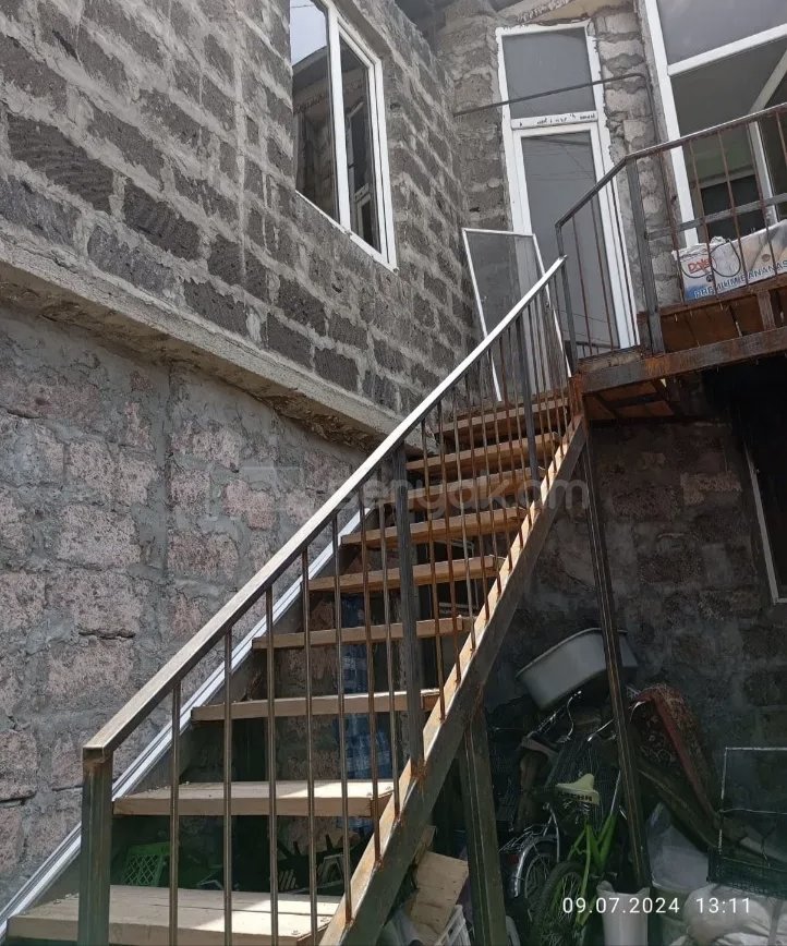 3 Սենյականոց Բնակարան Քարե Շենքում, 72քմ, 2/2 հարկ, Նորմալ Վիճակում, Կահավորված