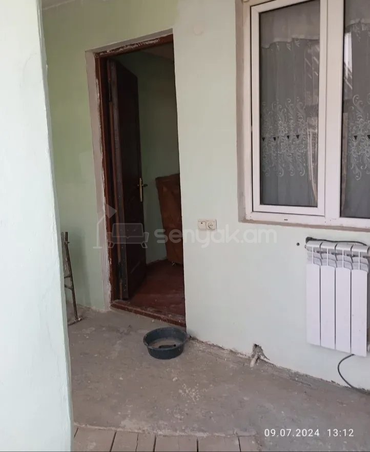 3 Սենյականոց Բնակարան Քարե Շենքում, 72քմ, 2/2 հարկ, Նորմալ Վիճակում, Կահավորված