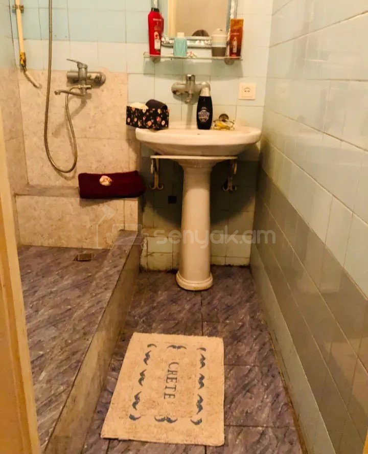 3 Սենյականոց Բնակարան Քարե Շենքում, 77քմ, 2/5 հարկ, Նորմալ Վիճակում