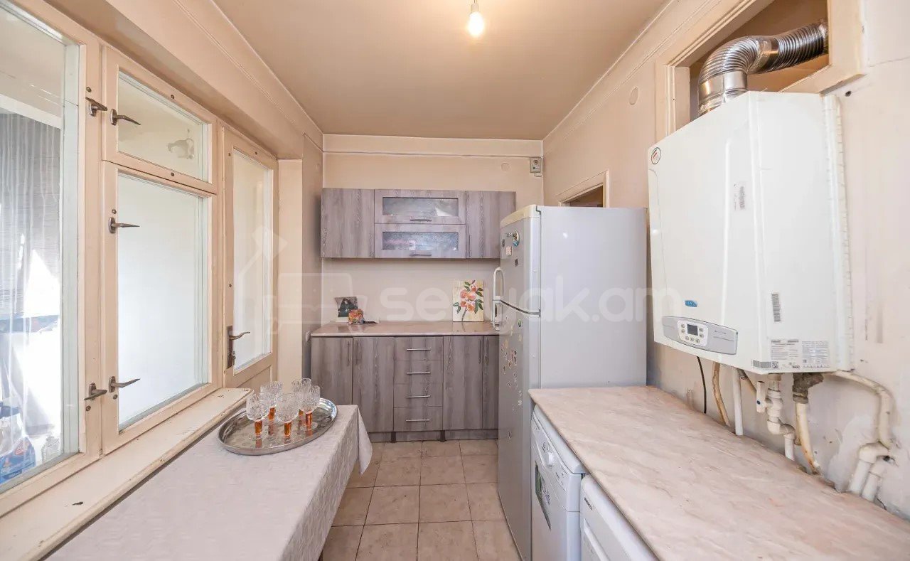 3 Սենյականոց Բնակարան Քարե Շենքում, 77քմ, 2/5 հարկ, Նորմալ Վիճակում