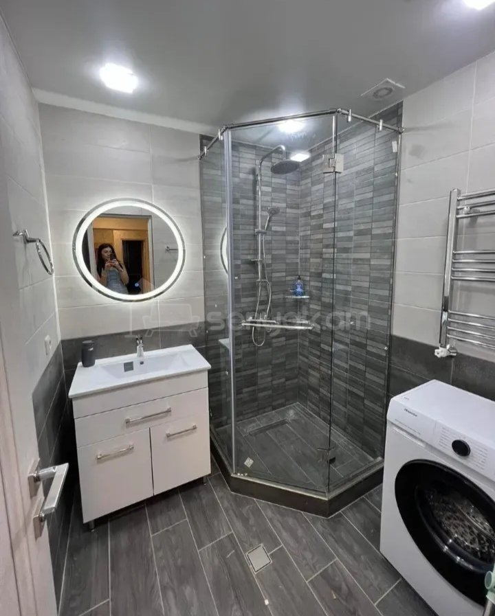 3 Սենյականոց Բնակարան Քարե Շենքում, 85քմ, 5/5 հարկ, Դիզայներական Վերանորոգված, Կահավորված