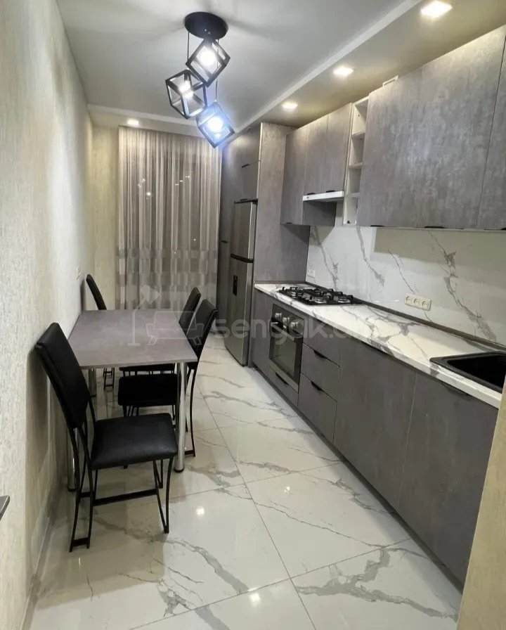 3 Սենյականոց Բնակարան Քարե Շենքում, 85քմ, 5/5 հարկ, Դիզայներական Վերանորոգված, Կահավորված