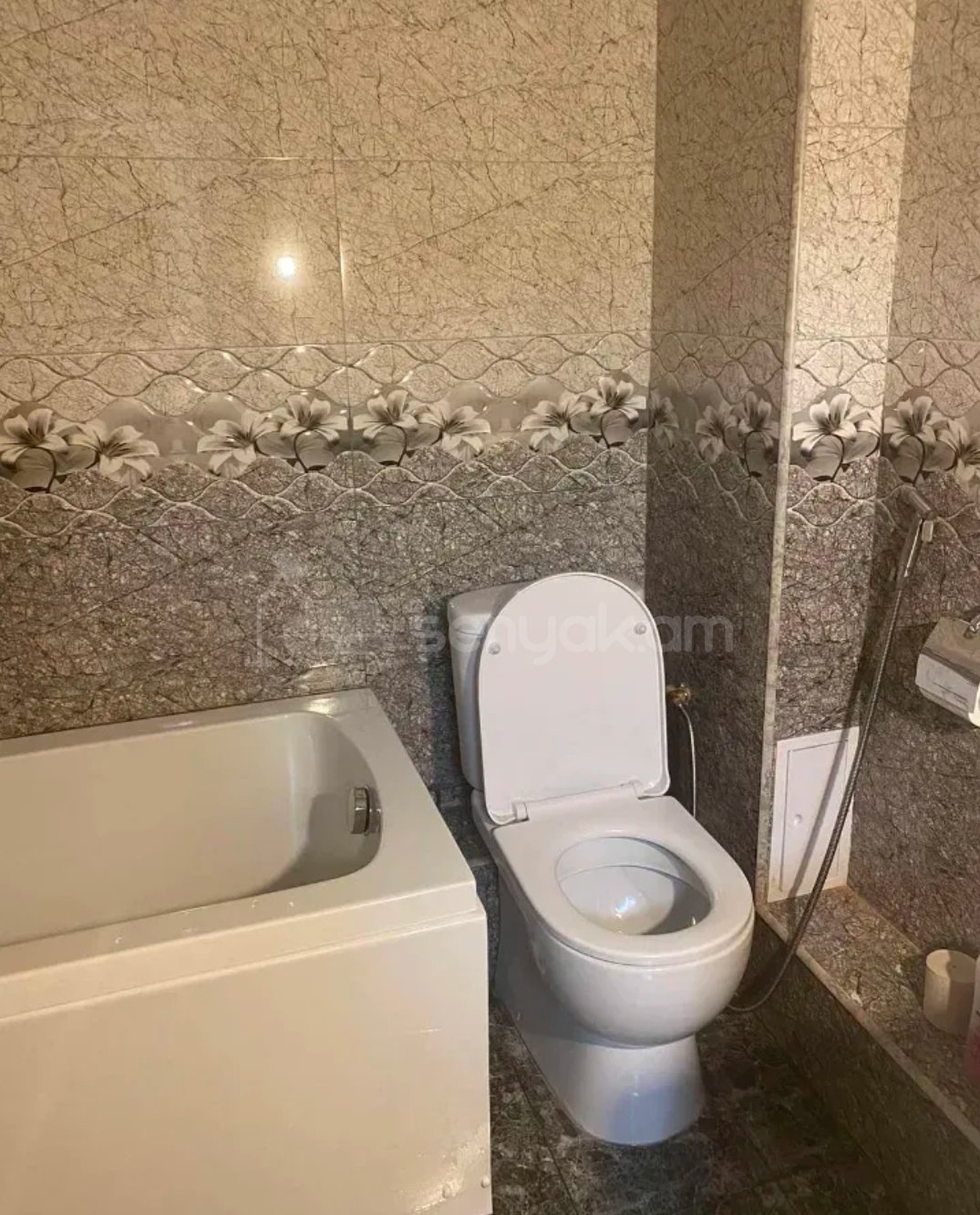 3 Սենյականոց Բնակարան Քարե Շենքում, 100քմ, 4/5 հարկ, Նորմալ Վիճակում