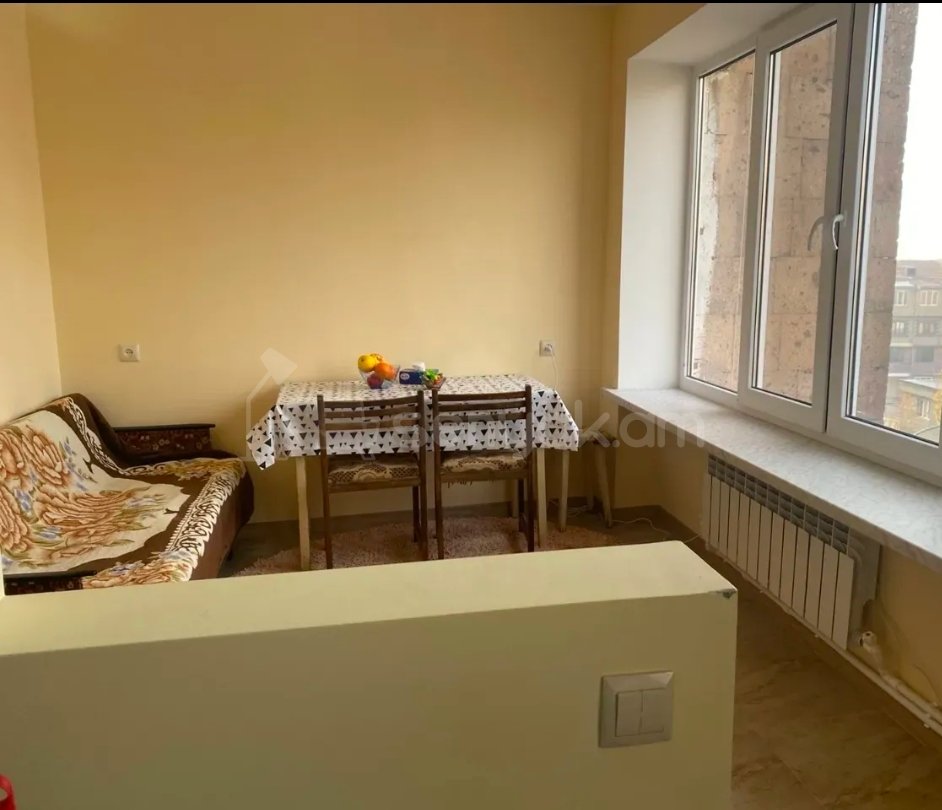 3 Սենյականոց Բնակարան Քարե Շենքում, 100քմ, 4/5 հարկ, Նորմալ Վիճակում