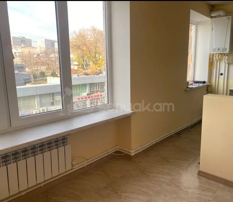 3 Սենյականոց Բնակարան Քարե Շենքում, 100քմ, 4/5 հարկ, Նորմալ Վիճակում