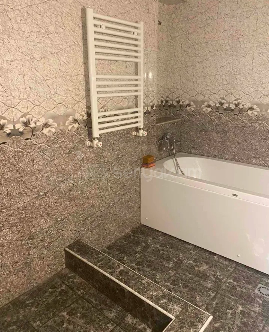 3 Սենյականոց Բնակարան Քարե Շենքում, 100քմ, 4/5 հարկ, Նորմալ Վիճակում