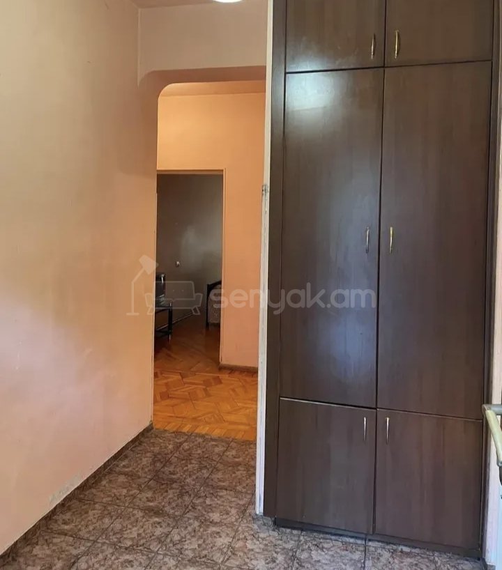 1 Սենյականոց Բնակարան Քարե Շենքում, 40քմ, 3/5 հարկ, Նորմալ Վիճակում, Կահավորված