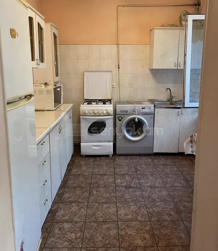 1 Սենյականոց Բնակարան Քարե Շենքում, 40քմ, 3/5 հարկ, Նորմալ Վիճակում, Կահավորված