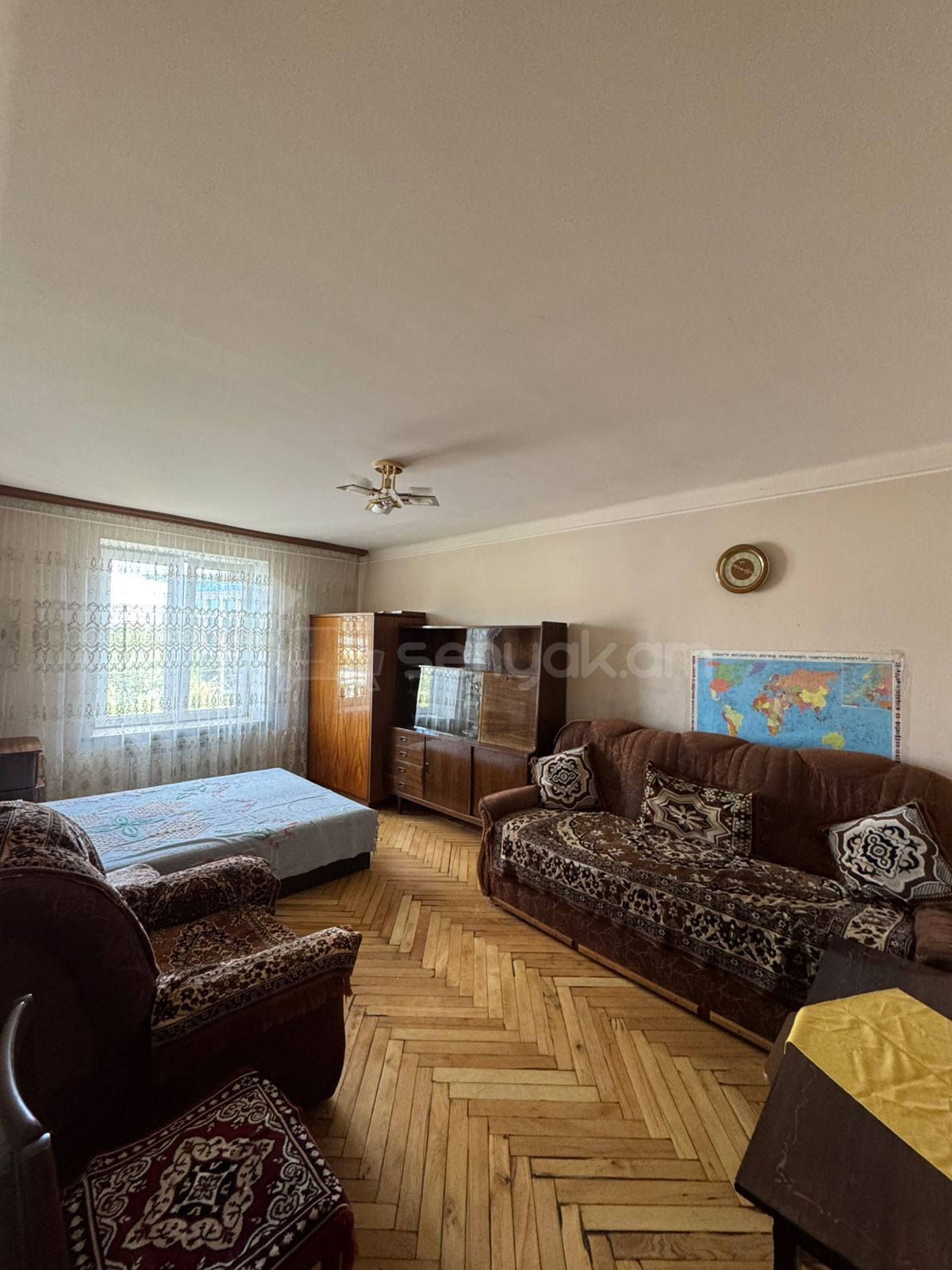 1 Սենյականոց Բնակարան Քարե Շենքում, 40քմ, 3/5 հարկ, Նորմալ Վիճակում, Կահավորված