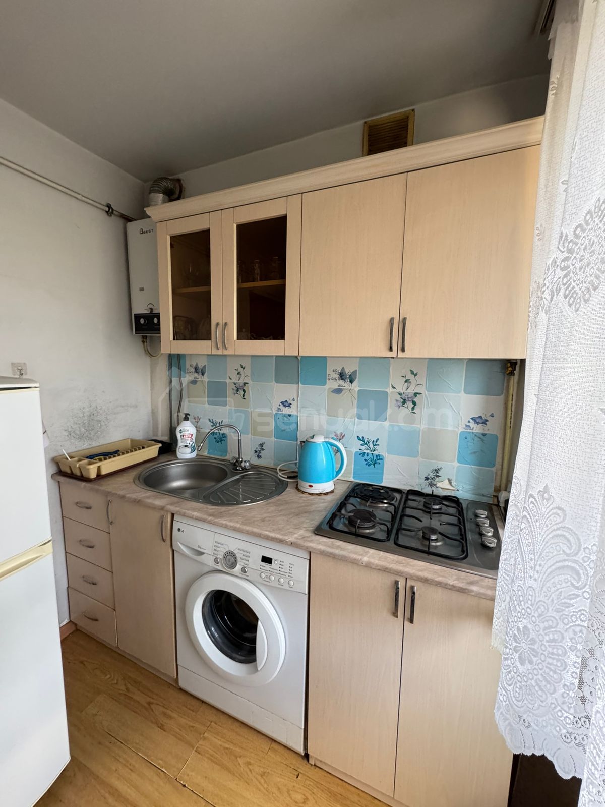 1 Սենյականոց Բնակարան Քարե Շենքում, 40քմ, 3/5 հարկ, Նորմալ Վիճակում, Կահավորված