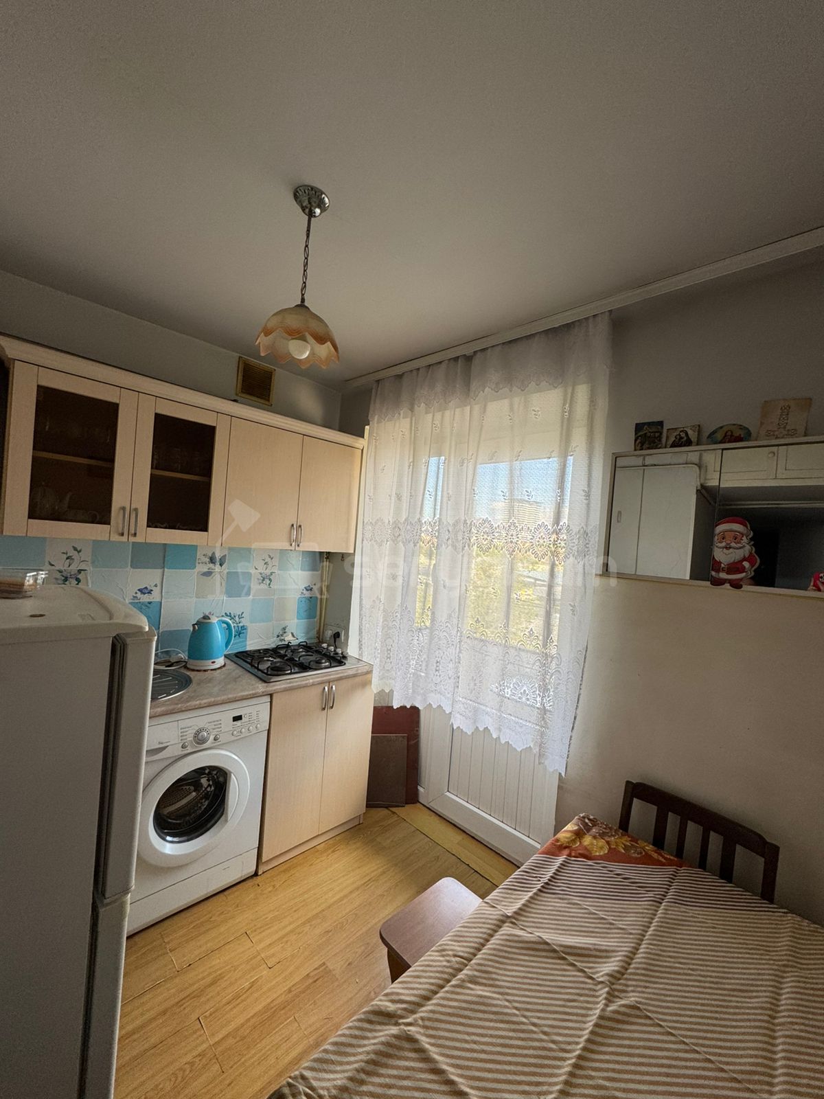 1 Սենյականոց Բնակարան Քարե Շենքում, 40քմ, 3/5 հարկ, Նորմալ Վիճակում, Կահավորված