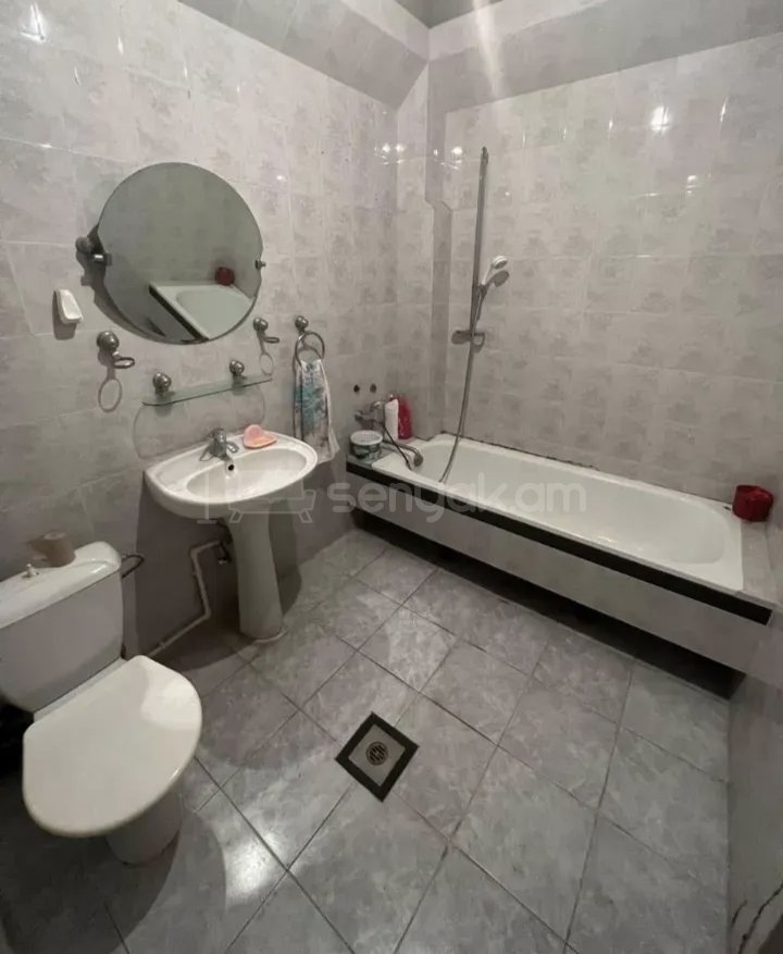 3 Սենյականոց Բնակարան Քարե Շենքում, 78քմ, 1/1 հարկ, Նորմալ Վիճակում, Կահավորված