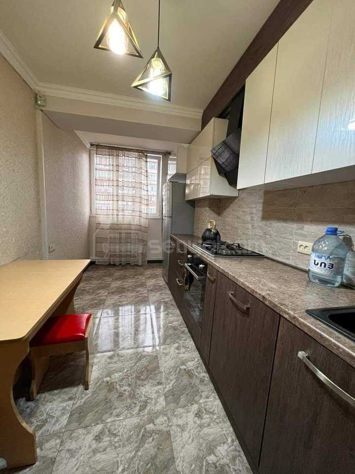 3 Սենյականոց Բնակարան Քարե Շենքում, 77քմ, 3/5 հարկ, Կապիտալ Վերանորոգված, Կահավորված, Արևկող