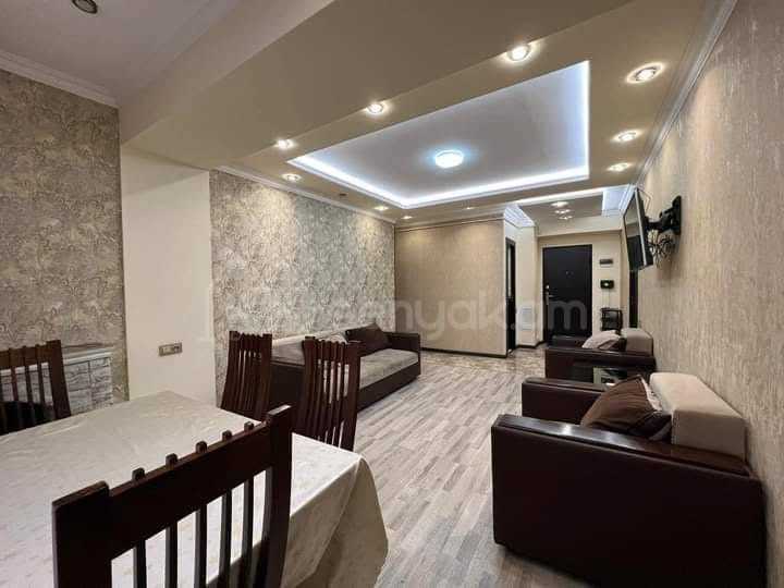 3 Սենյականոց Բնակարան Քարե Շենքում, 77քմ, 3/5 հարկ, Կապիտալ Վերանորոգված, Կահավորված, Արևկող